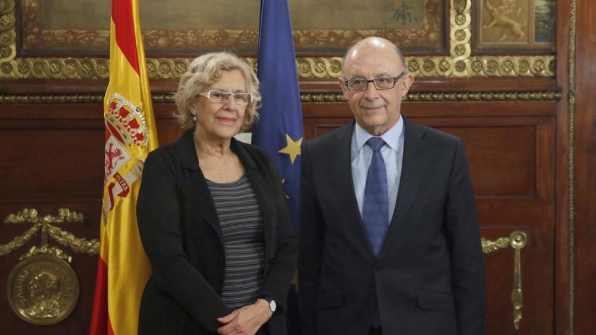 La alcaldesa de Madrid Manuela Carmena y el ministro de Hacienda Cristóbal Montoro.-EFE
