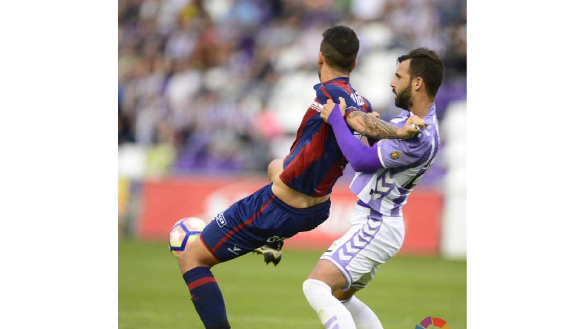 Guitián agarra a Borja Lázaro en la jugada en que Prieto Iglesias señaló penalti.-LA LIGA