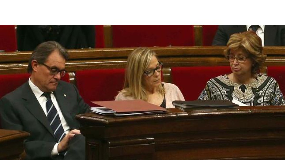 De izquierda a derecha, el 'president' Mas, la exvicepresidenta Joana Ortega y la 'consellera' d'Ensenyament, Irene Rigau, en una sesión del Parlament de noviembre del 2014.-EFE