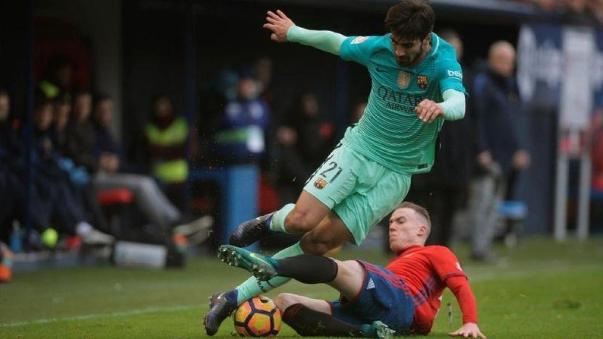 André Gomes pelea por un balón en Pamplona.-VINCENT WEST