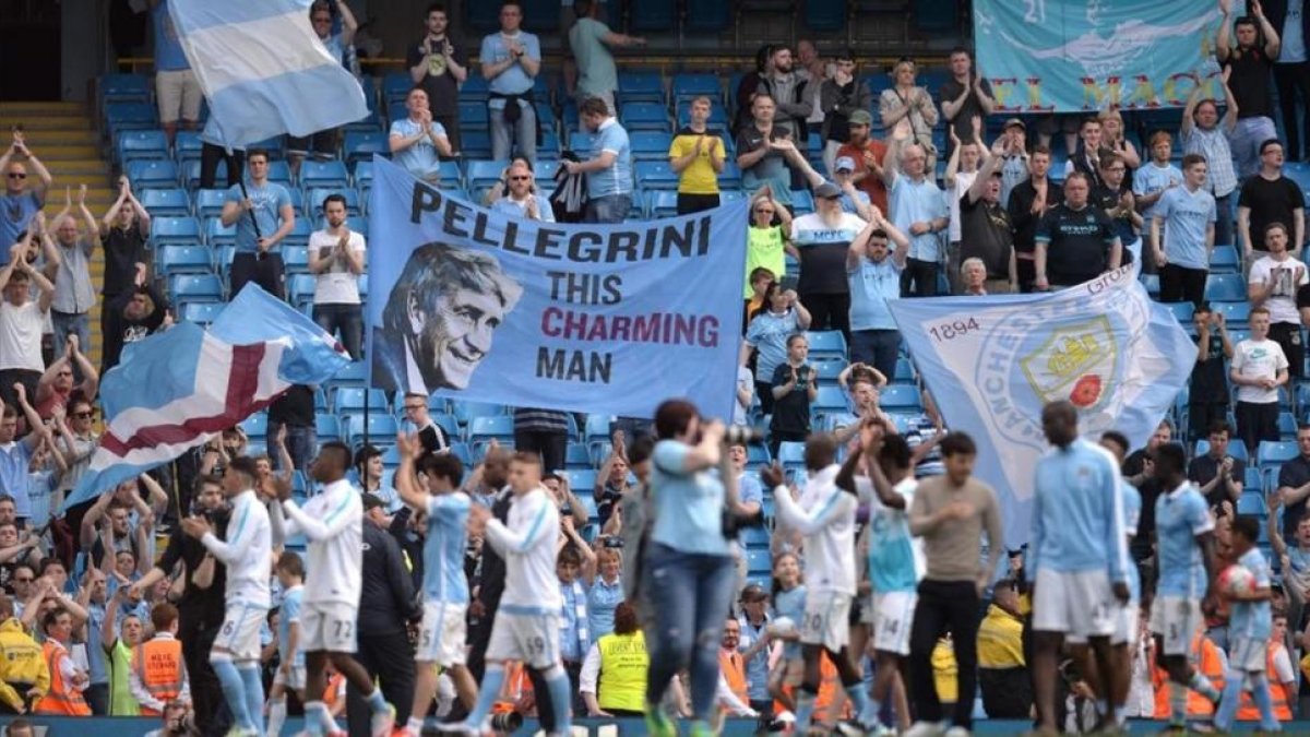 La afición del Manchester City, durante el último encuentro de Premier en casa-AFP / OLI SCARFF
