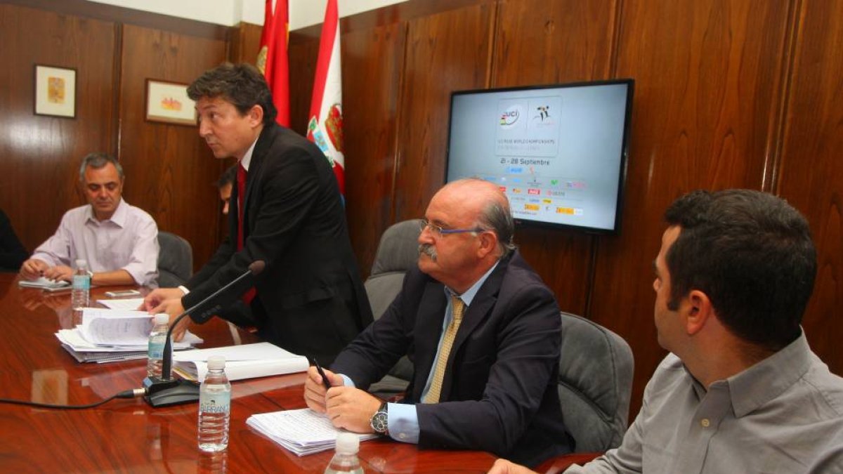El alcalde de Ponferrada, Samuel Folgueral (C), junto a varios de los miembros del Comité Organizador del Mundial de Ciclismo, durante la rueda de prensa para explicar las cuentas del evento-Ical