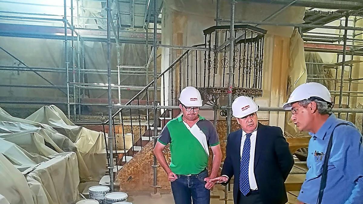 Pablo Trillo acompañado por el alcalde de Pedrosa, José Ramón Fernández, en la visita a las obras de la iglesia.-E. M.