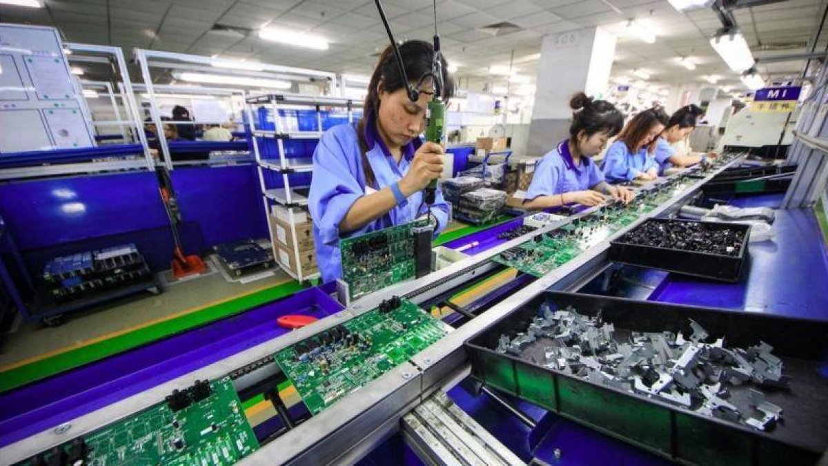 Una fábrica de componentes electrónicos en Tianjin, China.-REUTERS