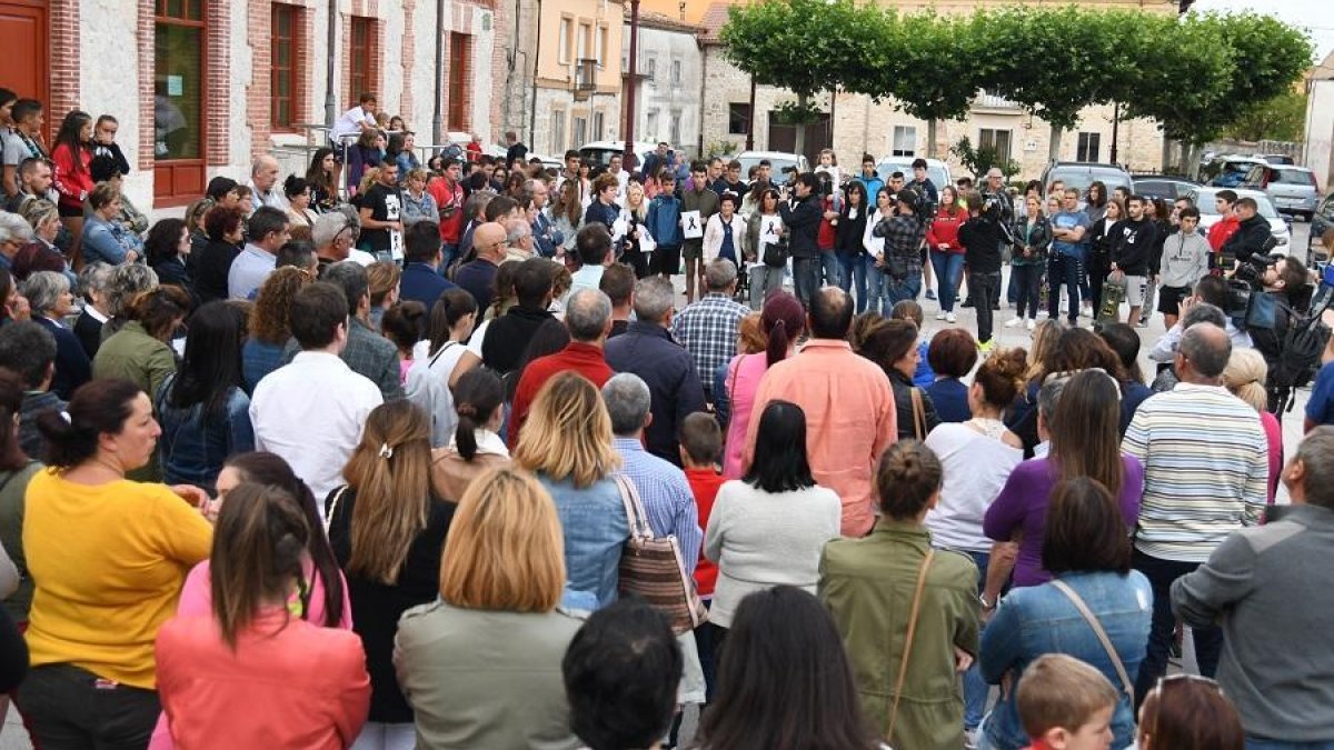 Concentración en repulsa del presunto asesinato de una vecina de Villagonzalo Pedernales-ICAL
