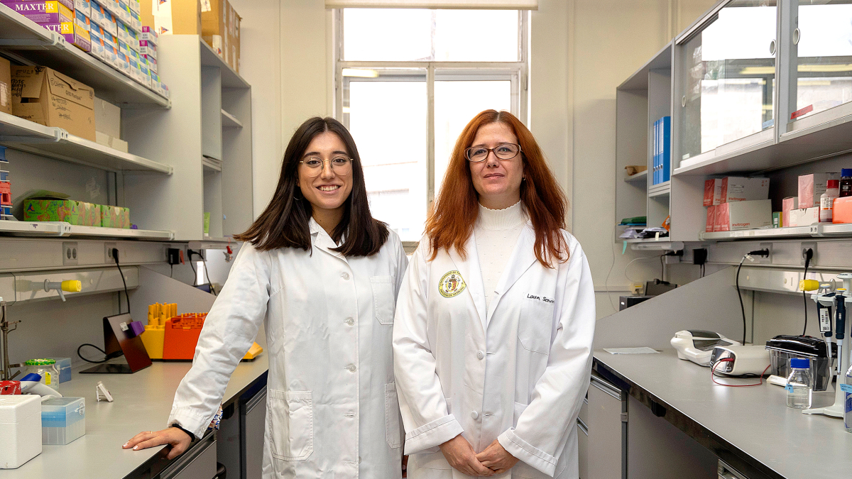Lucía Álvarez y Laura Senovilla en el Instituto de Biomedicina y Genética Molecular de Valladolid. PHOTOGENIC