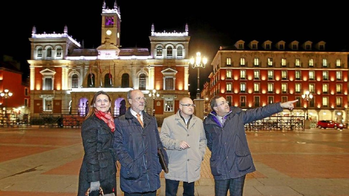 Cristina Vidal, León de la Riva, Luis Antonio Gómez y Fernando Rubio en el estreno de la iluminación en Plaza Mayor-J.M.Lostau