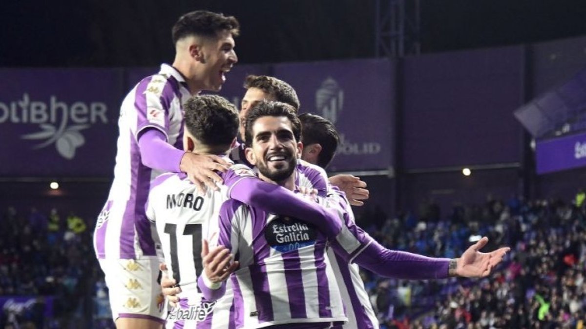 Jugadores blanquivioleta celebran el último gol de Monchu, de frente.