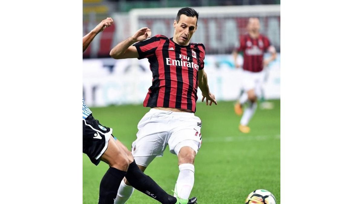 Nikola Kalinic durante un partido con el Milán. /-DANIEL DAL ZENNARO (EFE)