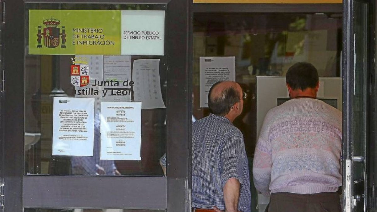 Dos parado piden turno para ser atendidos en una de las oficinas de empleo del Ecyl de Ponferrada.-Ical
