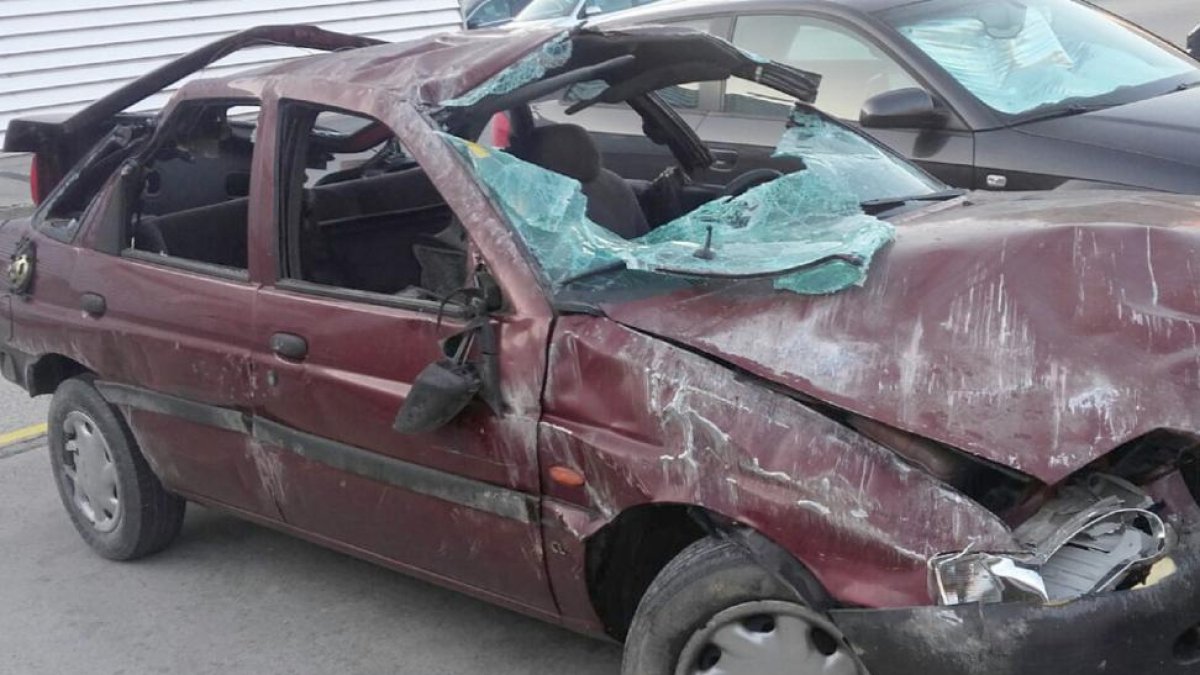 Detienen a tres ladrones cuando volcó el coche en el que huían tras una persecución por Valladolid-POLICIA NACIONAL