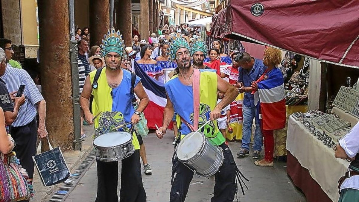 Desfile de los países Iberoamericanos presentes en el Mercado de la India Chica.-EL MUNDO