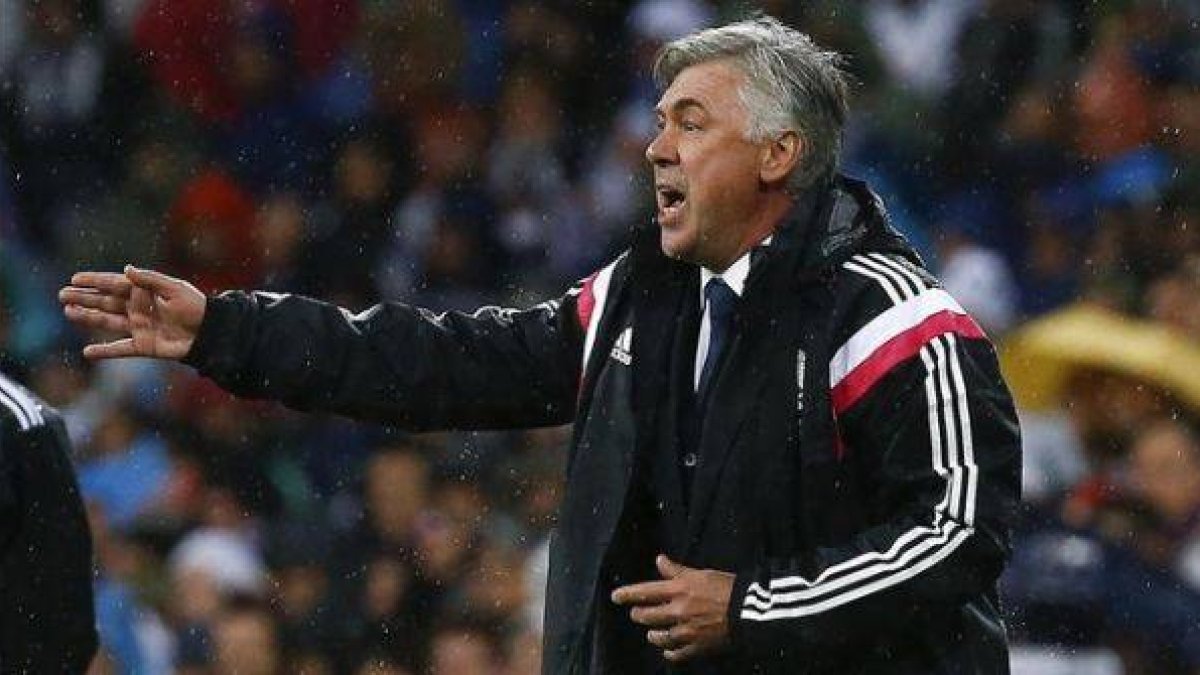 Ancelotti da órdenes durante un partido del Madrid.-Foto: REUETRS / ANDREA COMAS