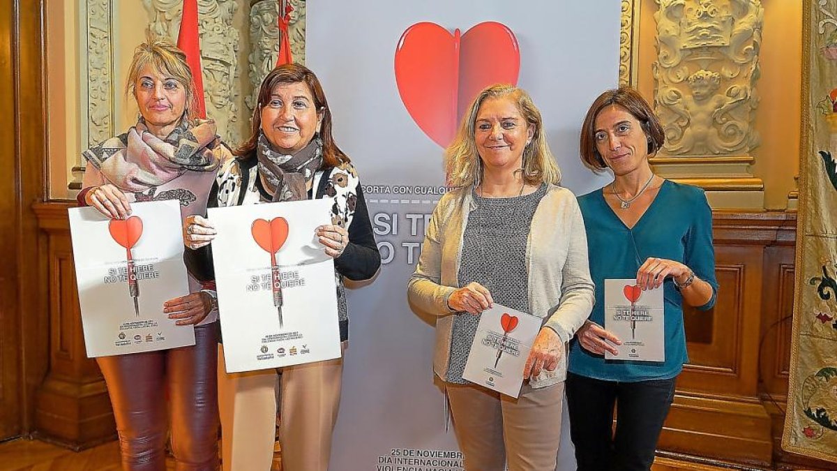La concejala Victoria Soto, segunda por la izquierda, con algunas de las participantes en la programación .-E. M.
