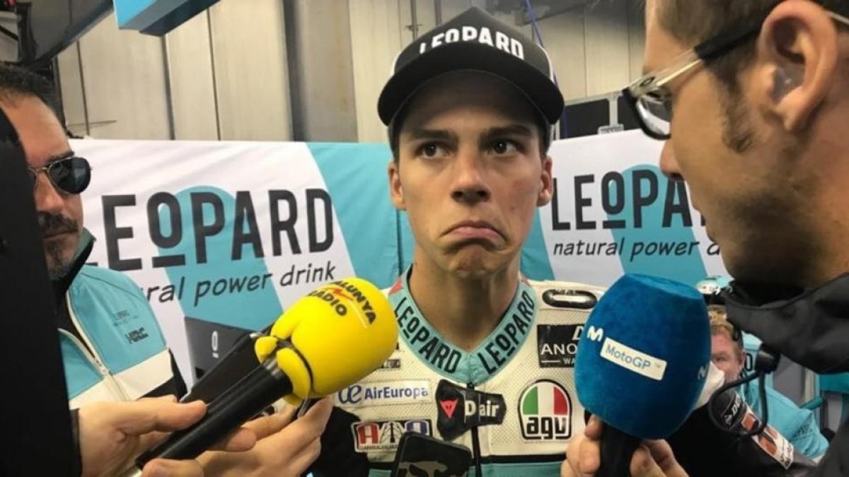 Joan Mir (Honda) muestra su extrañeza por su pésima carrera hoy en Motegi (Japón).-EMILIO PÉREZ DE ROZAS / ENVIADO ESPECIAL