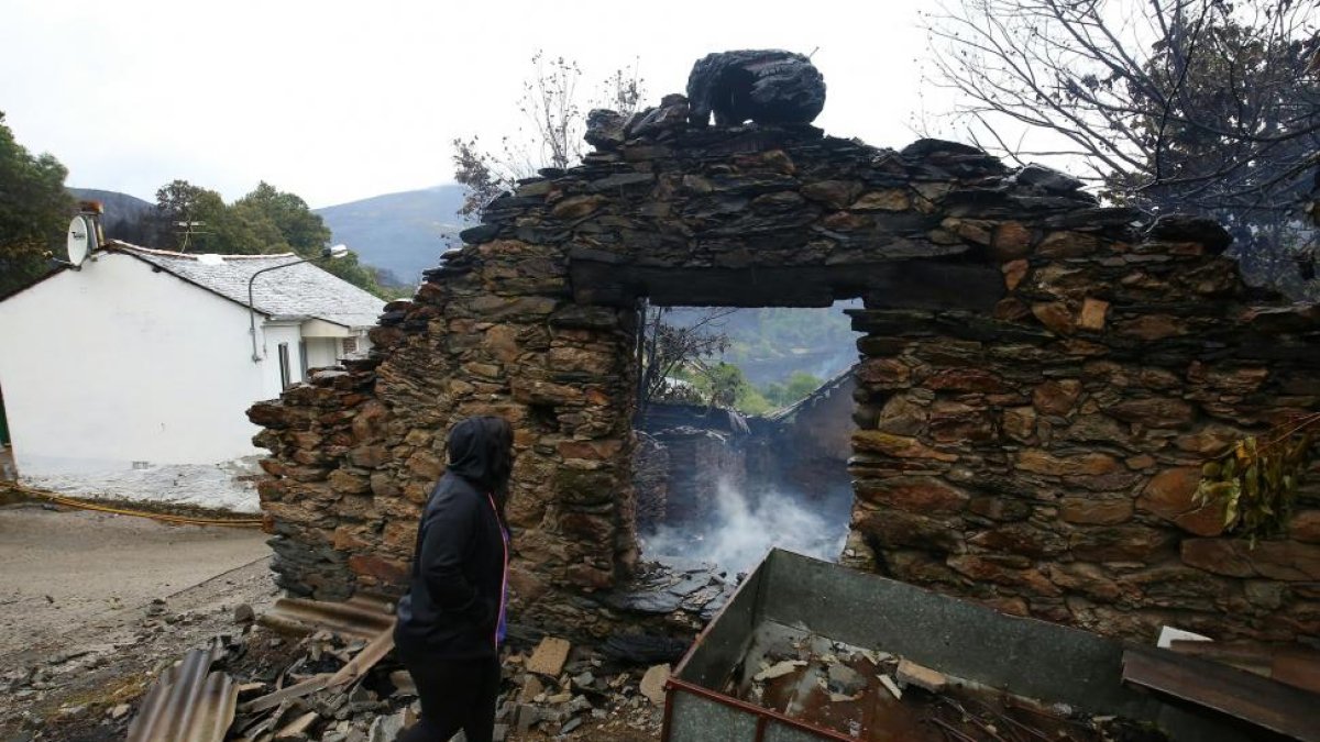 La localidad de San Pedro de Paradela (León), perteneciente al municipio de Fabero, afectaba por el incendio de ayer-ICAL