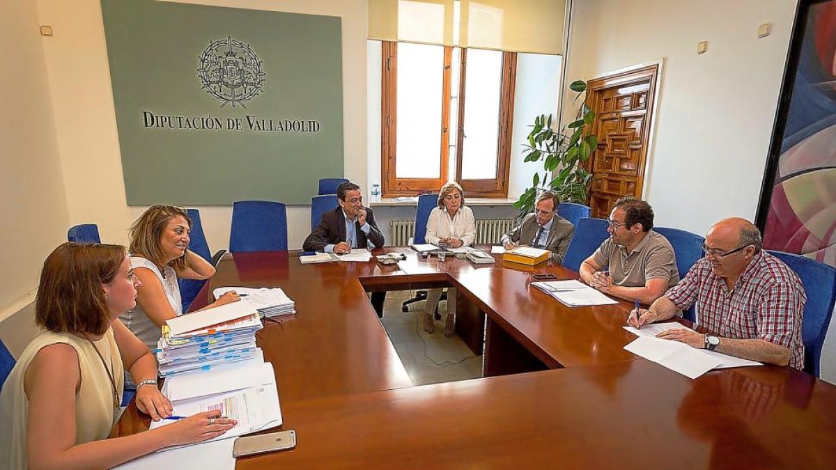 Pilar Vicente, Teresa López, Agapito Hernández, Carmen Lucas, Juan Carlos Olea, Héctor Gallego y Salvador Arpa en la reunión constitutiva de la comisión.-EL MUNDO