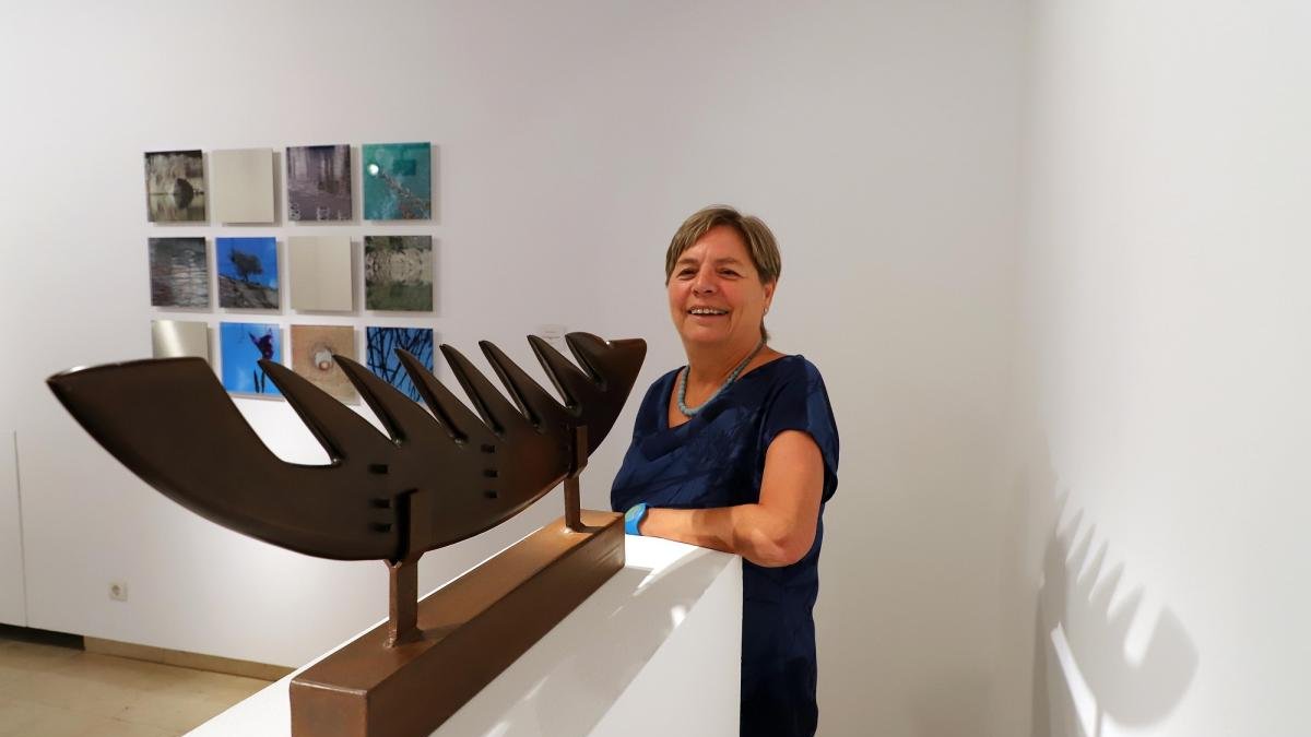 La artista Concha Gay junto a una de las obras de su exposición ‘Naturaleza y símbolo’.-ICAL