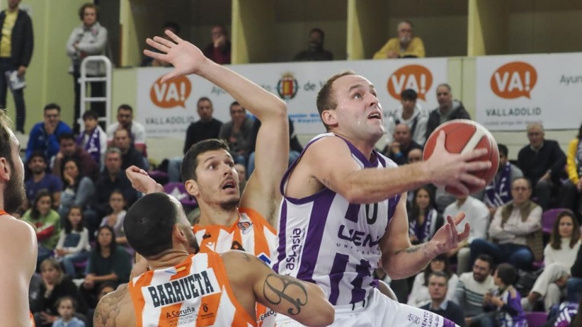 Devin Schmidt intenta superar la oposición de Barrueta, máximo artillero de Coruña con 9 triples. / PHOTOGENIC