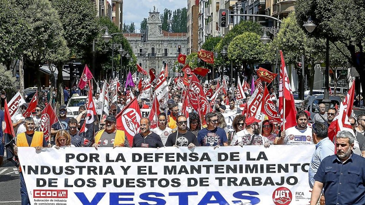 Manifestación de los trabajadores de Vestas en León.-J.M. LOSTAU