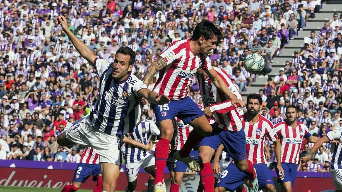 Olivas pugna por un balón aéreo con el atlético Savic.-PABLO REQUEJO