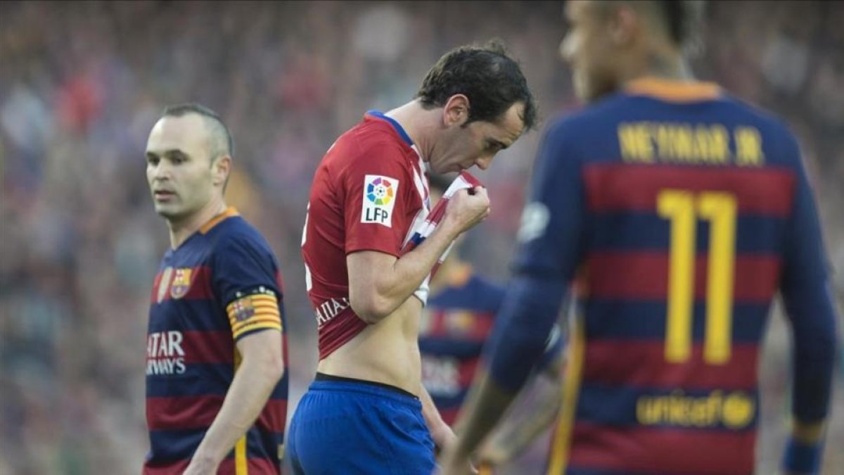 Godín, durante un encuentro con el Atlético.-JORDI COTRINA