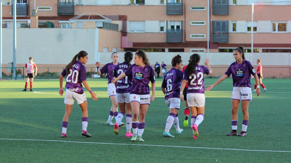 Jugadoras blanquivioleta celebran discretamente uno de los goles.