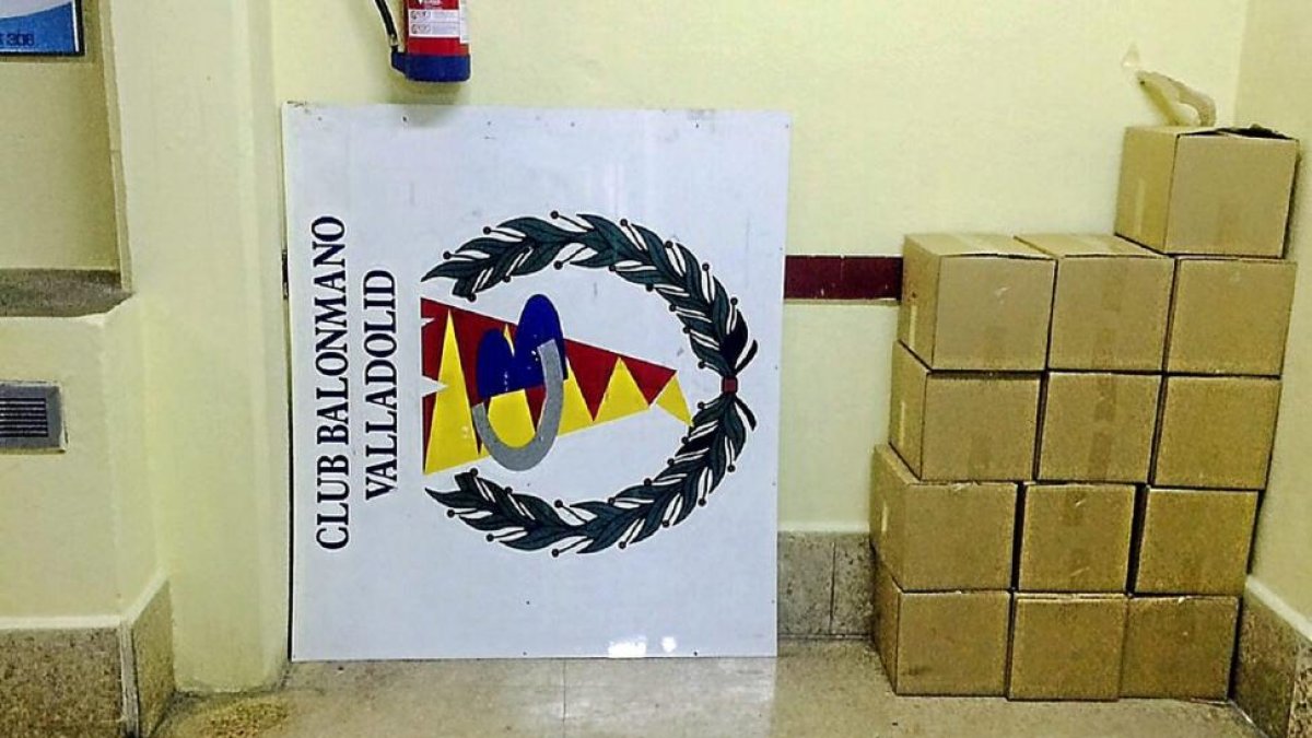 El cartel con el escudo del BMValladolid arrincnado junto a unas cajas.-G.V.