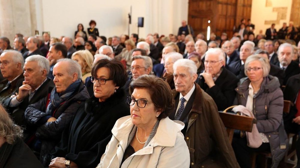 Las dos primeras procuradoras de las Cortes de Castilla y León, Rosario Peñalba (Valladolid) y Concha Puente (León) (D), durante el acto de homenaje a los procuradores de la 1ª a la 9ª legislatura-ICAL