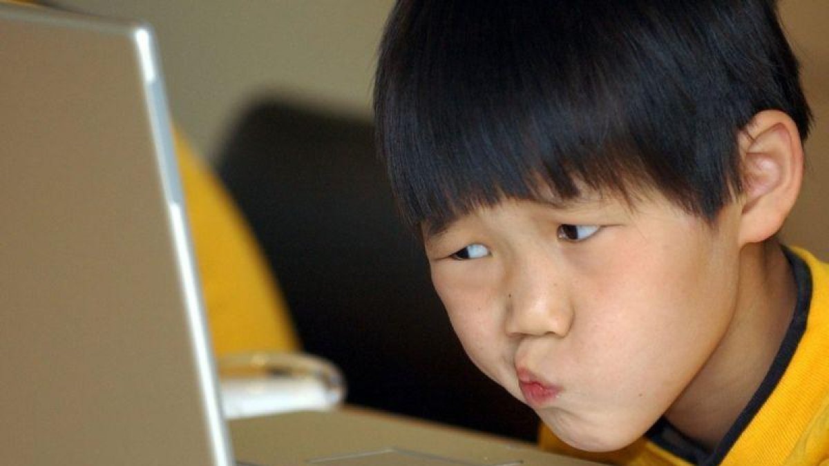 El país pretende que los estudiantes se familiaricen desde edades tempranas con el lenguaje de la programación.-AP