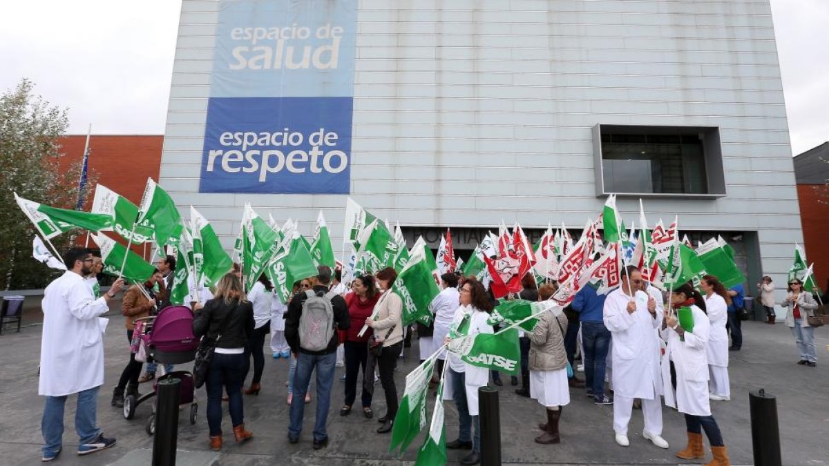 El sindicato de enfermería Satse Castilla y León se concentra delante del Hospital Rio Hortega para reivindicar a la Junta la devolución de la paga extra y los días libres eliminados en 2012-Ical