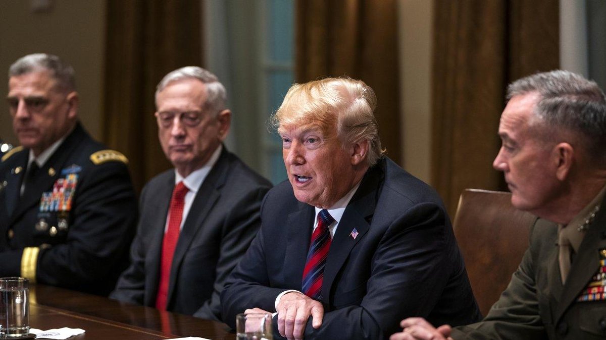 WASHINGTON  DC  ESTADOS UNIDOS- El presidente estadounidense  Donald Trump  ofrece declaraciones a los medios acompanado del secretario de Defensa de Estados Unidos  James Mattis  y del jefe del Estado Mayor Conjunto  Joseph Dunford.-EFE