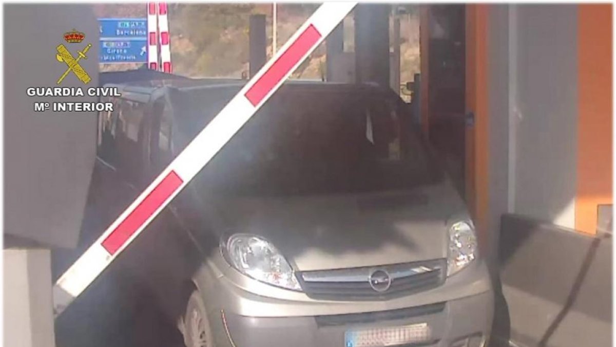 Vehiculo detectado en uno de los peajes.-GUARDIA CIVIL