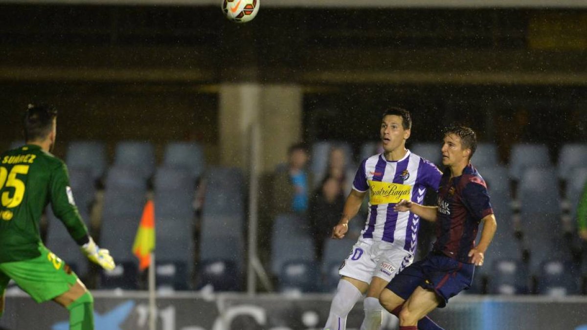 Hernán Pérez levanta el balón ante la salida de Suárez para marcar el 1-2, anoche en el Miniestadi.-Photo-deporte