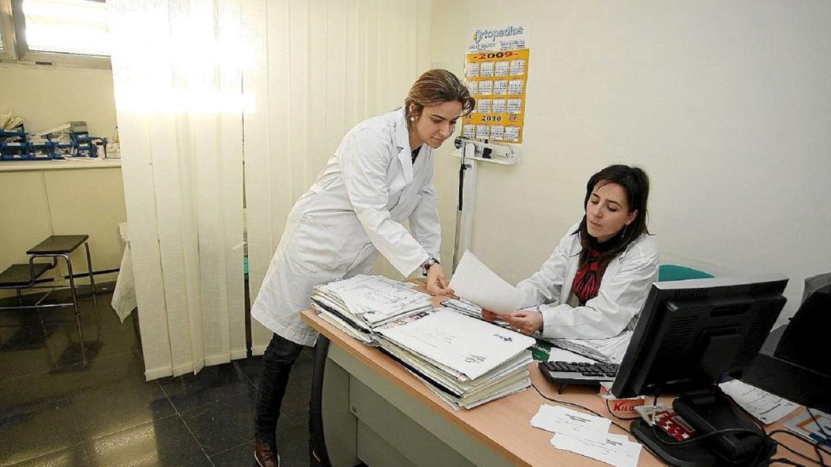 Una enfermera con la médico en una consulta de un centro de salud de Valladolid-J.M. Lostau