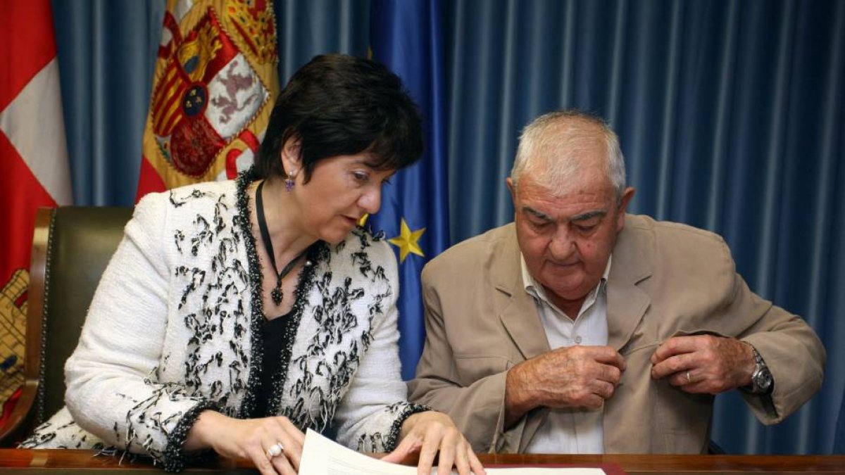 El alcalde de Castronuño (Valladolid), Epifanio Modroño, y la directora general de Acuaes, Aránzazu Vallejo, firman un convenio para la ejecución de las obras de saneamiento de Castronuño (Valladolid)-Ical