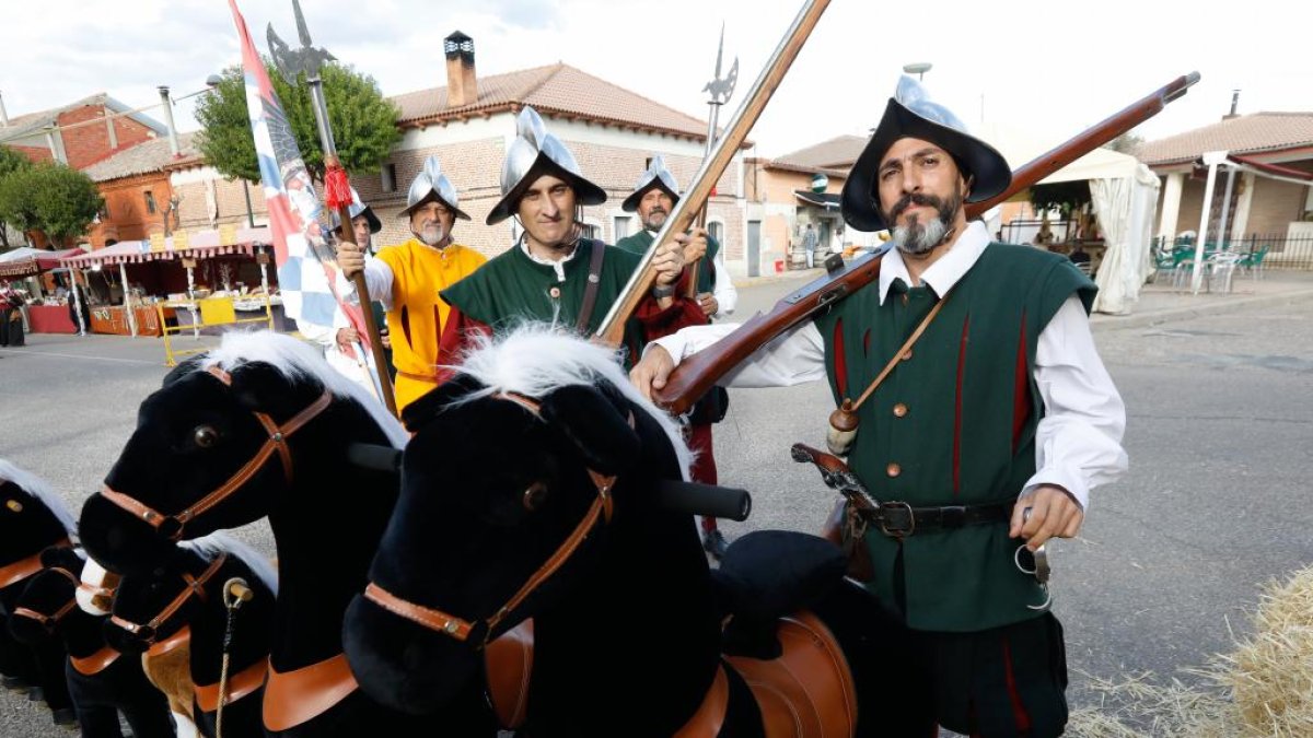 <p>Más de 200 personas se caracterizaron ayer para recrear la llegada de Carlos V a Valdestillas en su retiro al Monasterio de Yuste allá por 1556 y que, en su sexta edición, recupera los tres días de exposiciones, mercados y gastronomía y, además, presenta como novedad un torneo medieval a caballo, que se verá el domingo.</p>