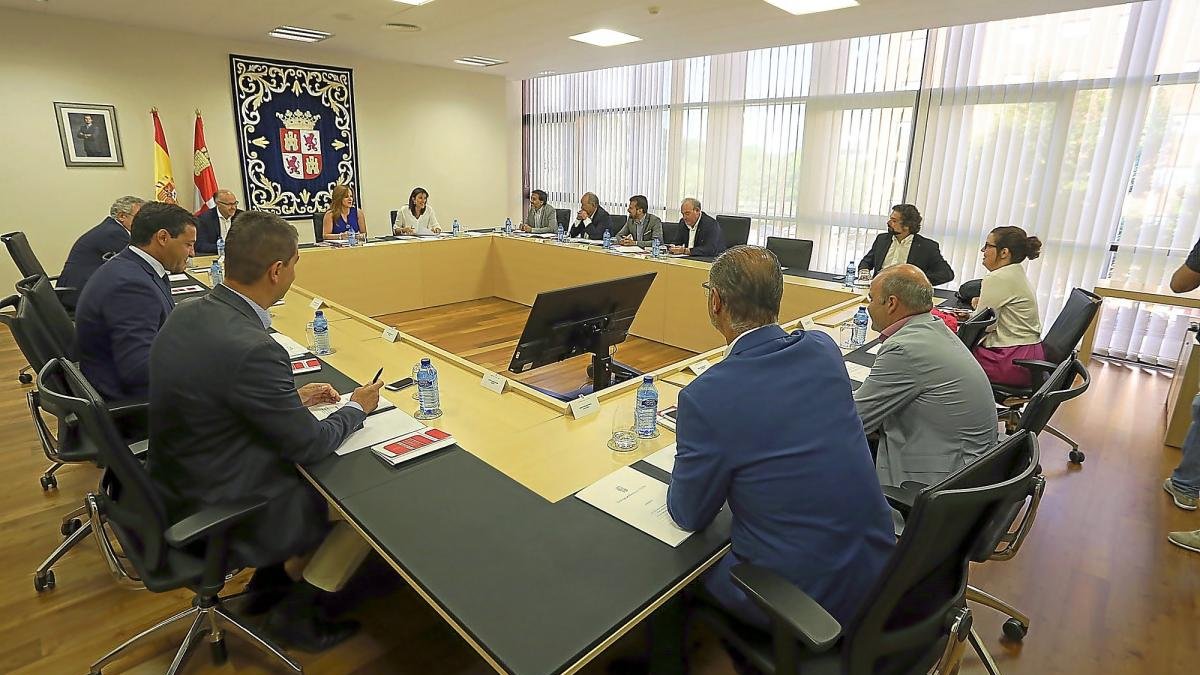 Un momento de la reunión de la Mesa de las Cortes de Castilla y León.-ICAL