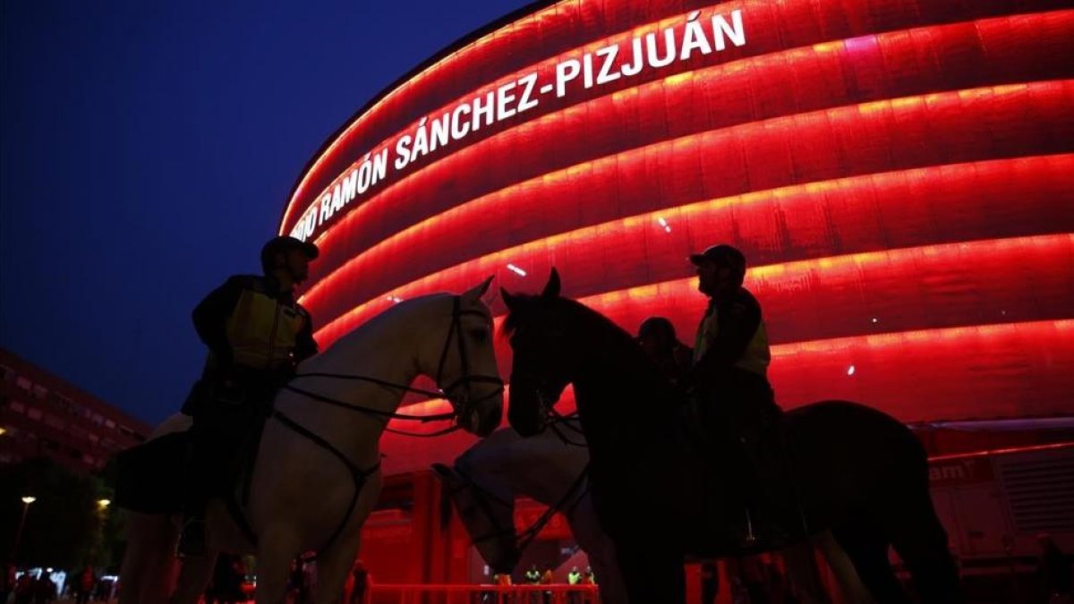 El Sánchez Pizjuán, de noche.-REUTERS / PAUL HANNA