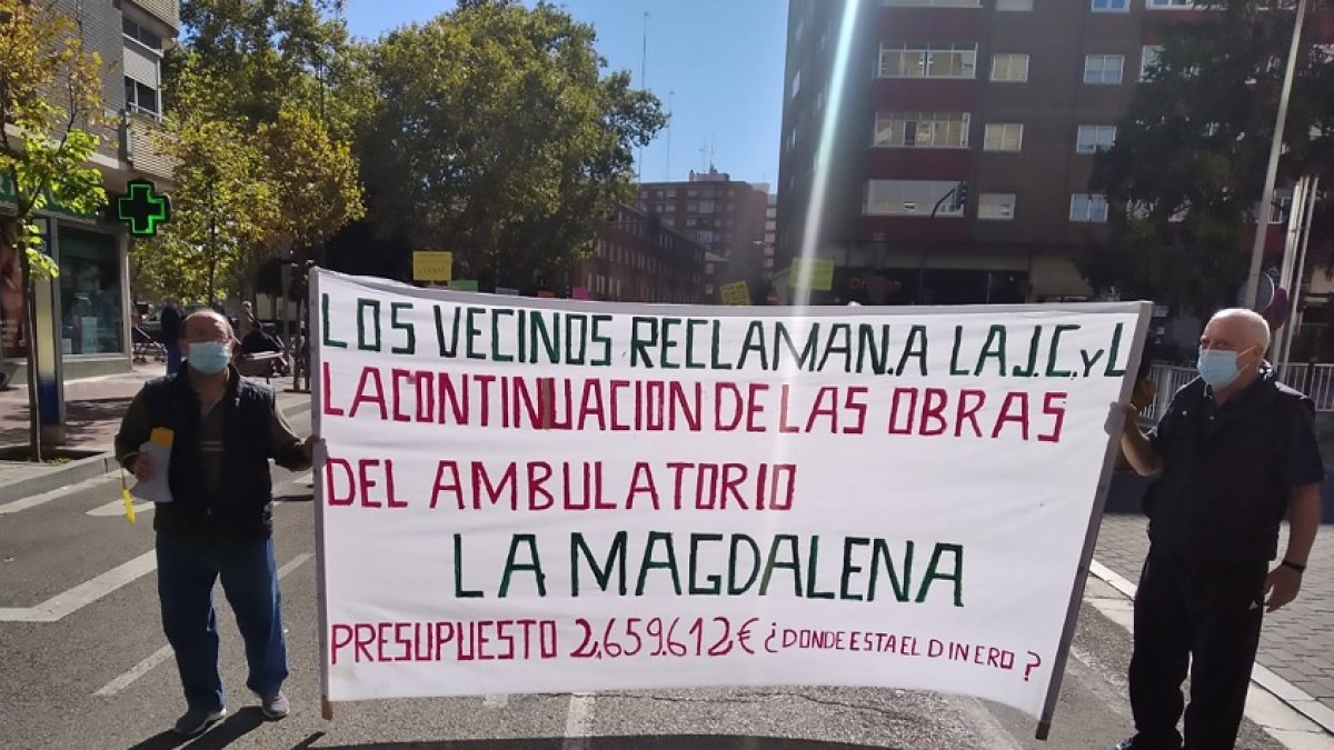 Pancarta que encabezaba la manifestación para exigir que se retomen las obras del centro de la Magdalena. A. E. R.