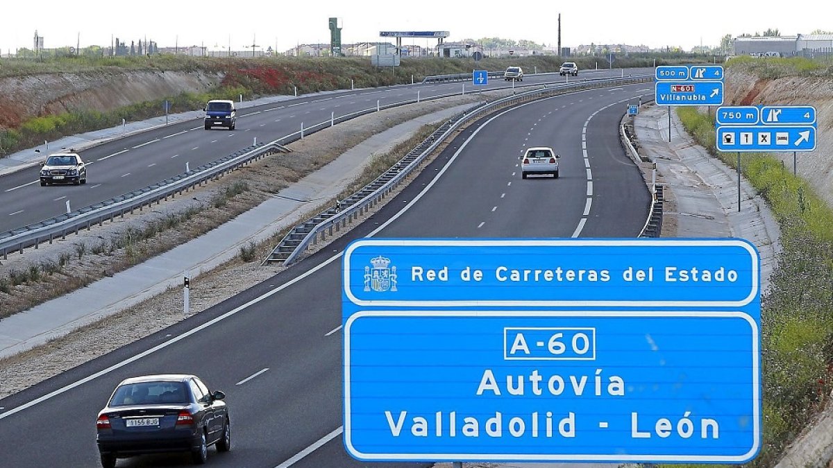 Tramo de la autovía A-60 que discurre entre Valladolid y Villanubla. / J.M. LOSTAU