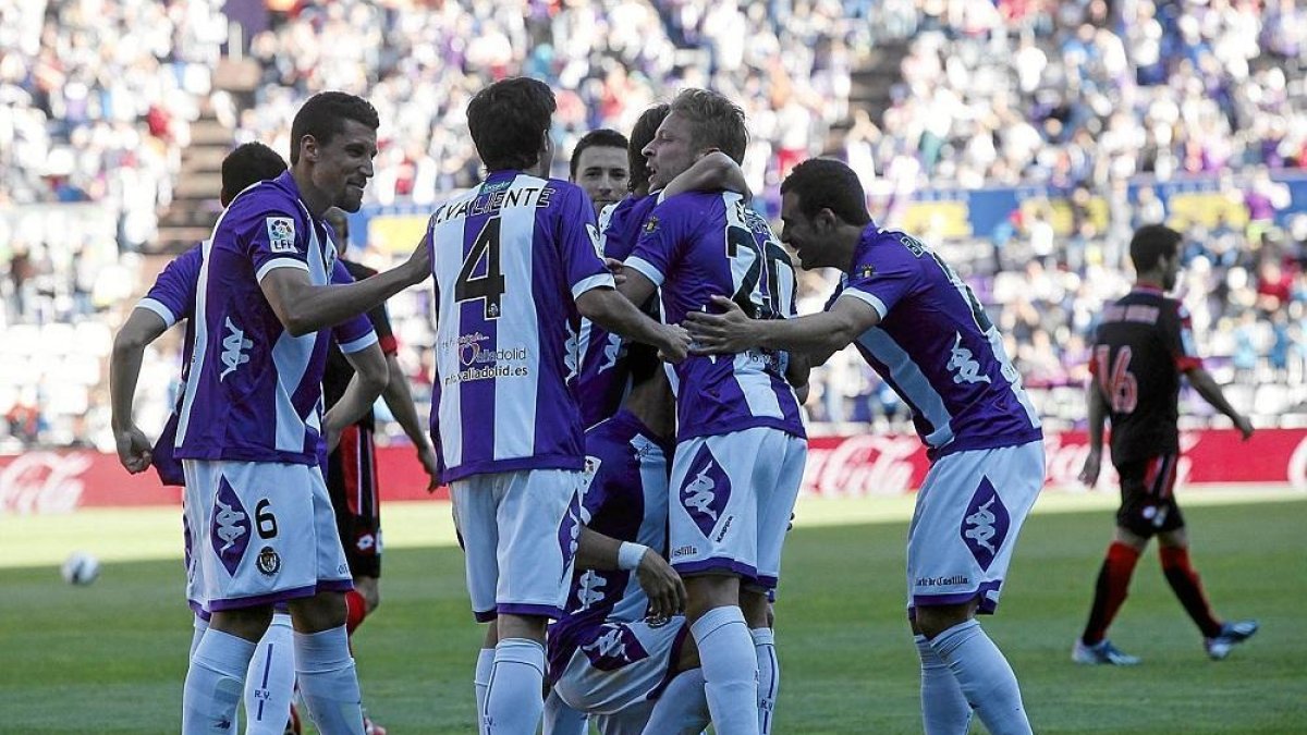 Los jugadores del Real Valladolid celebran el gol del triunfo ante el Deportivo en la temporada 2012-2013.-PABLO REQUEJO