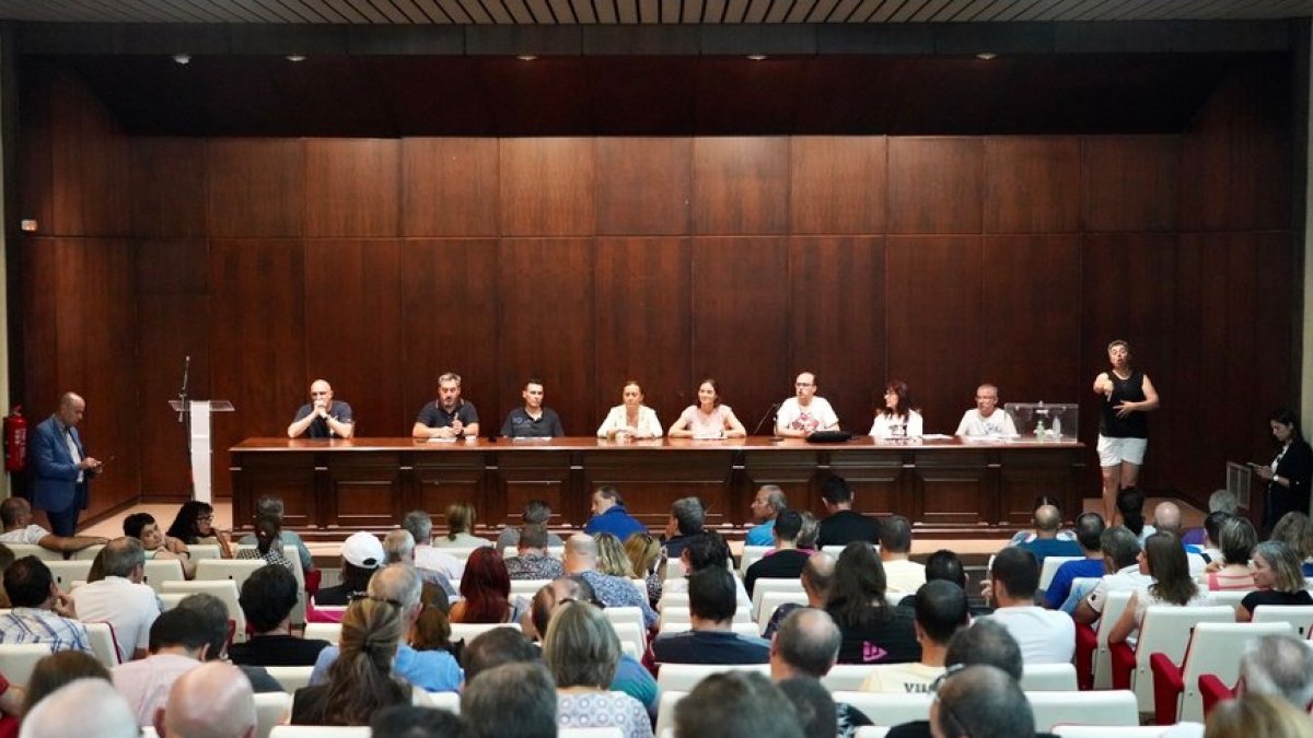 Los trabajadores de Siro en Venta de Baños, en una asamblea presidida por la ministra de Industria, Comercio y Turismo, Reyes Maroto.- ICAL