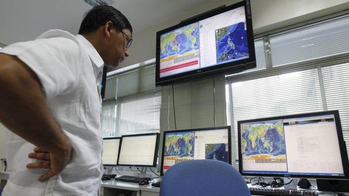 Investigadores del Instituto Filipino de Vulcanología y Sismología (Phivolcs) monitorizan los datos del terremoto.-EFE