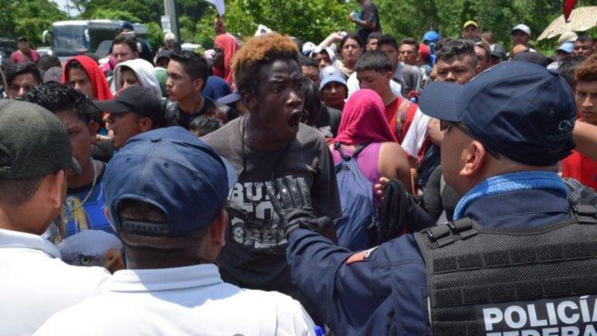 Migración desplegó con el apoyo de la Guardia Nacional y la Policía Federal un operativo para contener el paso de los migrantes en Metapa.-EFE
