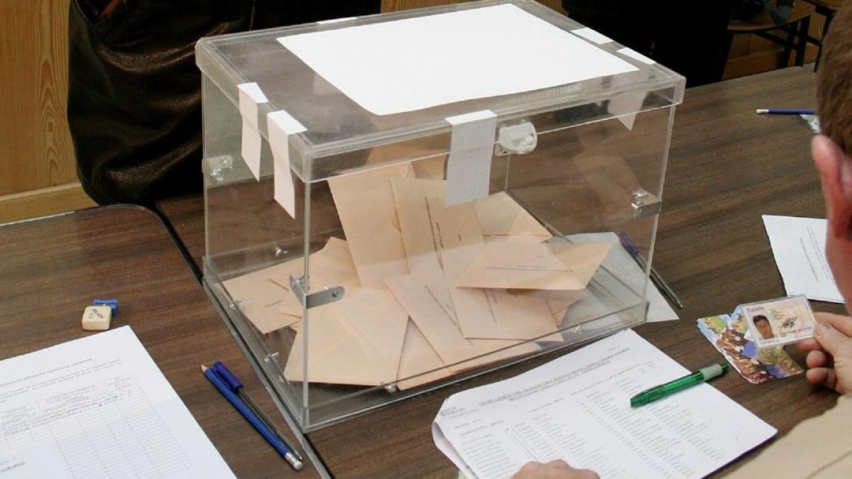 Un momento de la votación en als eleciones de 2012.-ICAL