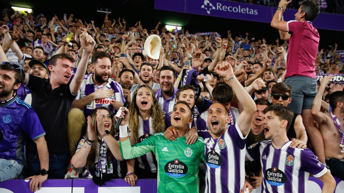 Celebración del ascenso con la afición. / LOSTAU