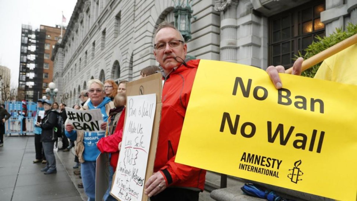 Manifestantes protestan en contra de la prohibición de viajar a Estados Unidos de ciudadanos de siete países musulmanes.-JOHN G. MABANGLO / EFE