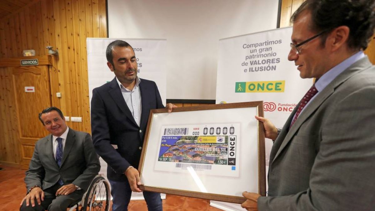 El director del Real Patronato sobre Discapacidad, Ignacio Tremiño (I), junto al alcalde de Cubillos del Sil (León), Antonio Cuellas (C), y el Delegado Territorial de la ONCE en Castilla y Leon, Ismael Pérez (D), durante la presentación del cupón de la ON-ICAL