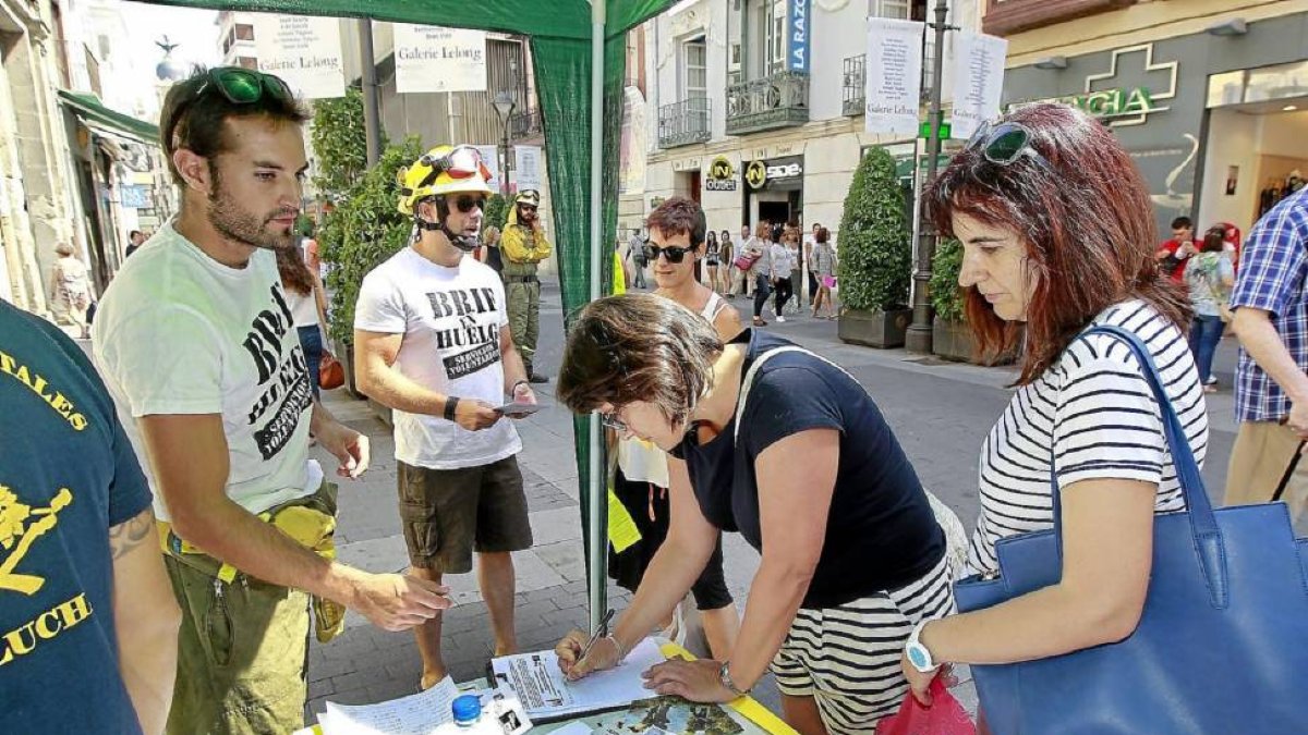 Las BRIF informan a la gente de su situación y recogen firmas en Valladolid.-J.M. Lostau